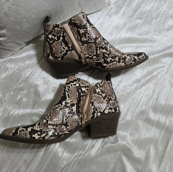 Snakeskin Ankle Boots By Time And Tru Size 7 1/2 EUC - Picture 2 of 8